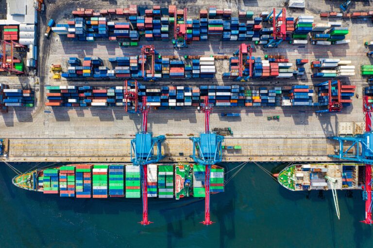Hafen Übergabepunkt mit zahlreichen Containern
